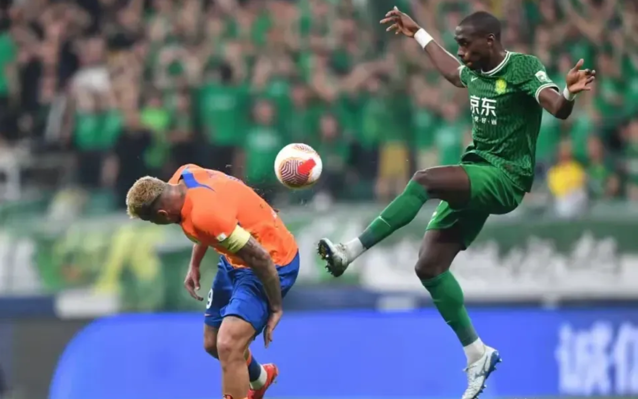 欧预赛场上的技术对抗：球员们展现高超球艺的简单介绍