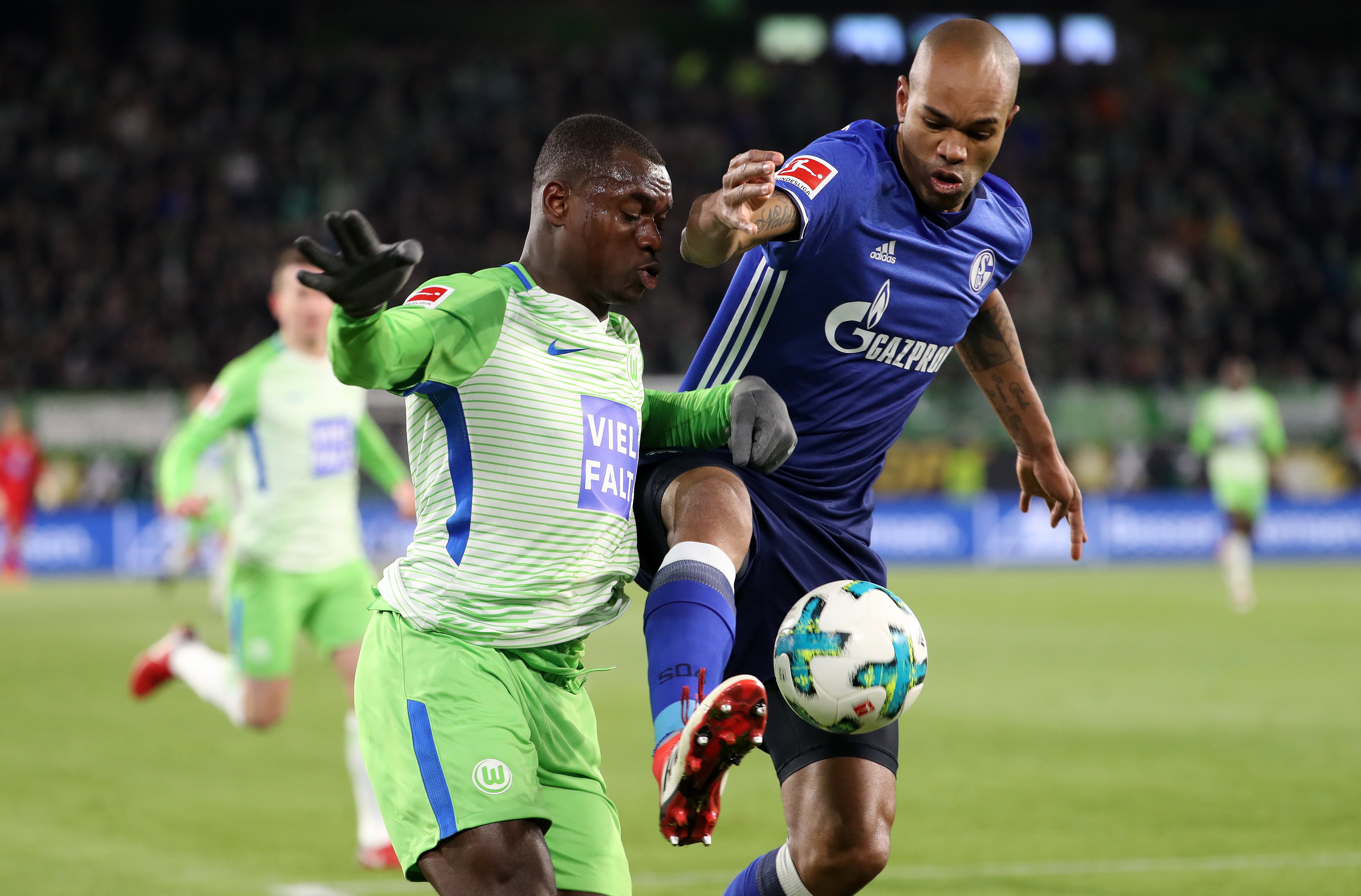 雷火电竞官网-沙尔克主场遭遇惨败，联赛形势扑朔迷离的简单介绍