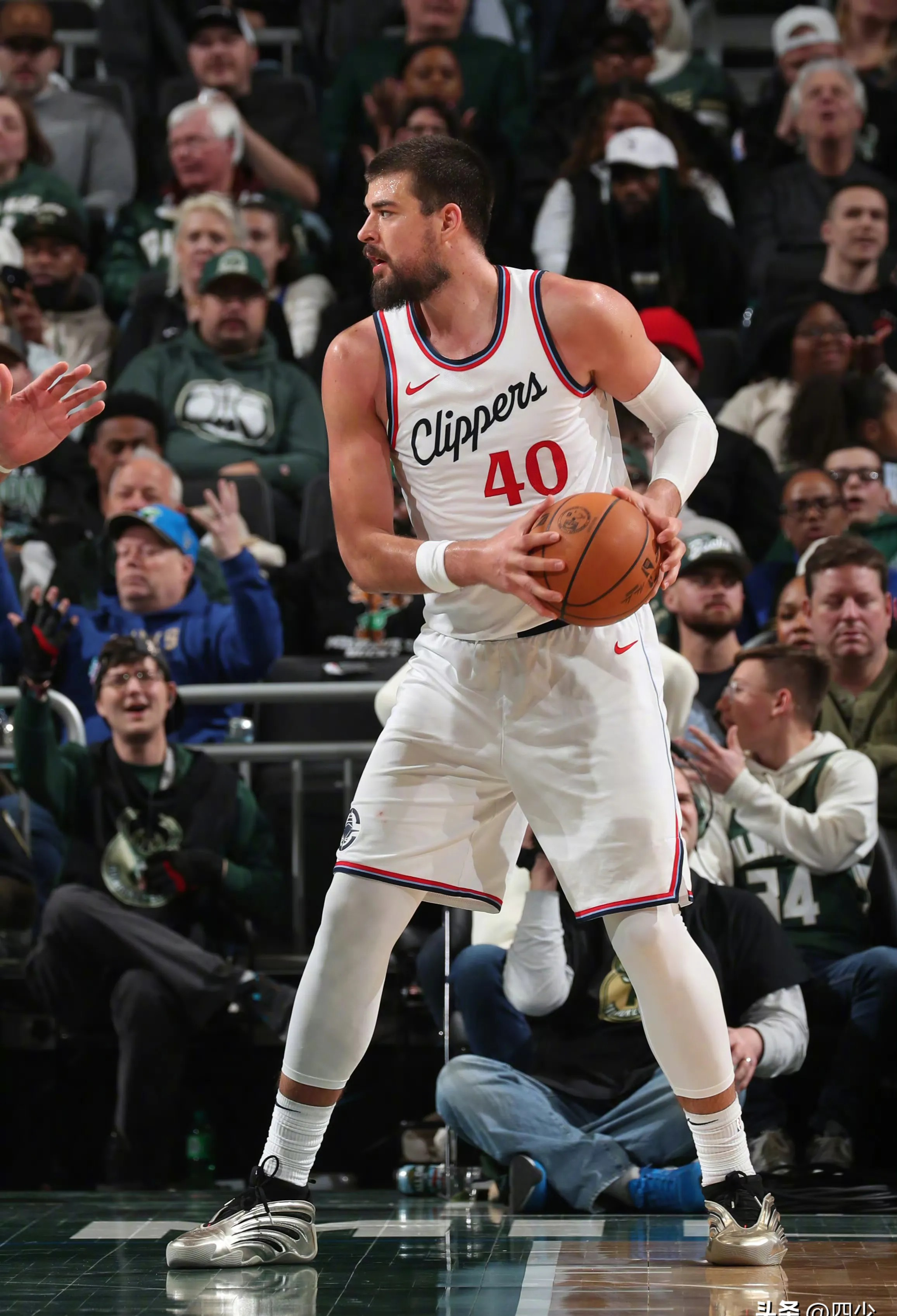 雷火电竞入驻-雄鹿客场击败活塞，取得四连胜