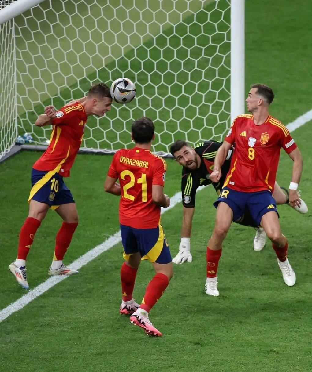 足球竞技正轰轰烈烈进行，胜负难料