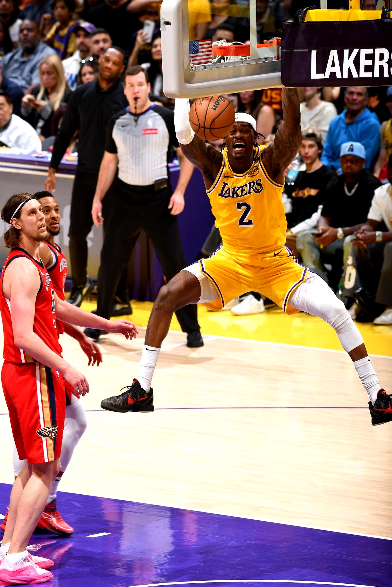 雷火电竞亚洲先驱-鹈鹕险胜国王，詹姆斯带队取胜